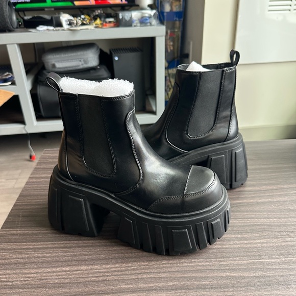 Brand new dolls kill Vegas leather platform ankle boots - Picture 2 of 5